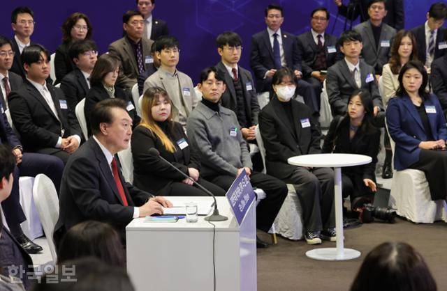 윤석열 대통령이 16일 대전 유성구 ICC호텔에서 열린 국민과 함께하는 민생토론회 ‘열두 번째, 대한민국을 혁신하는 과학 수도 대전’에 참석해 발언하고 있다. 대전=서재훈 기자