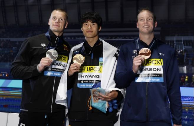 2024 세계선수권 자유현 200m에서 금메달을 획득한 황선우(가운데). EPA=연합뉴스