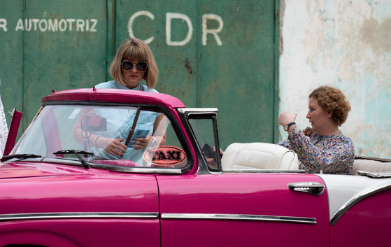 쿠바의 수도 아바나에서 관광객들이 차에 올라탄 모습. AFP. 연합뉴스.