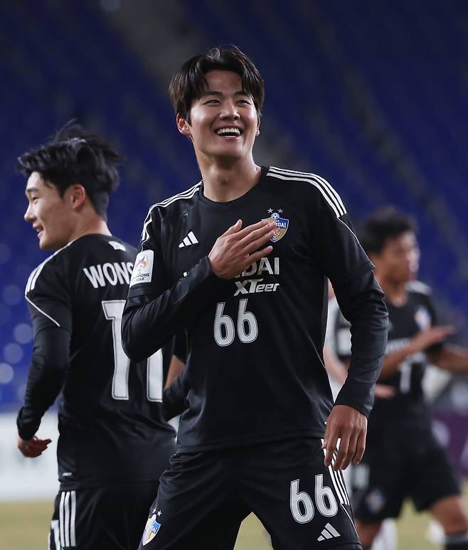 15일 울산 문수축구경기장에서 열린 2023-2024 아시아축구연맹(AFC) 챔피언스리그(ACL) 16강 울산 현대와 일본 반포레 고후의 1차전에서 울산 설영우가 팀의 세 번째 골을 넣고 환호하고 있다. 연합뉴스