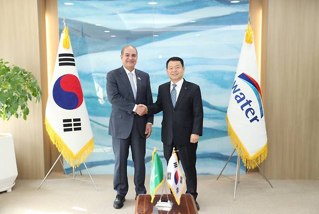 K-water CEO Yun Seog-dae (right) and Saudi Arabia Ambassador to Korea Sami M. Alsadhan shake hands after a meeting at K-water's Hangang River Basin Management Division in Gwacheon, Gyeonggi Province, Friday. (K-water)