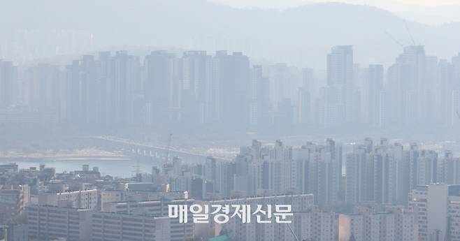 매매거래 건수가 줄고, 서울 아파트 가격도 하락세로 돌아섰다는 지표에도 분양가는 꾸준히 오르고 있다. 사진은 남산에서 바라본 서울 아파트 단지 [이충우기자]