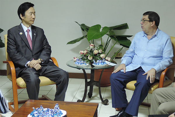South Korean Foreign Minister Yun Byung-se (L) holding talks with his Cuban counterpart, Bruno Rodriguez, in Havana on June 5, 2016. [Photo by Yonhap]