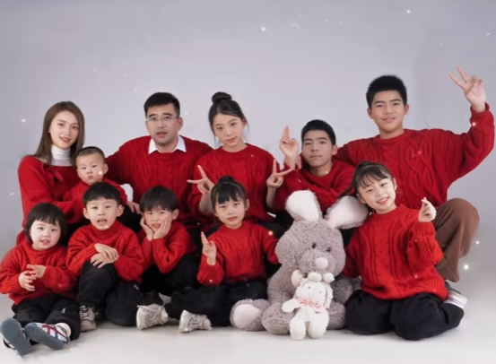 결혼 16년 간 9명의 아이를 출산한 중국 30대 커플이 띠별로 아이를 갖겠다는 계획을 밝혀 눈길을 끈다. [사진출처 = 이티투데이]
