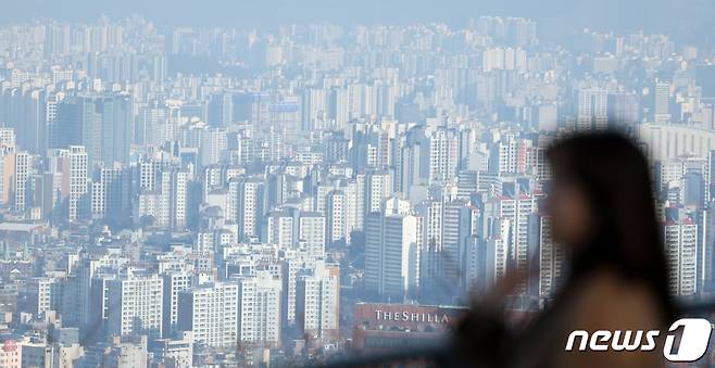 (서울=뉴스1) 김명섭 기자 = 국토교통부가 '주택공급 확대 및 건설경기 보완방안(1.10 공급대책)' 후속으로 위축된 주택공급을 정상화하고 다양한 유형의 주택공급을 활성화 하기 위한 11개 법령과 행정규칙을 31일부터 입법?행정예고한다고 30일 밝혔다.   구체적으로 도시정비법 시행령, 소규모주택정비법 시행령, 주택법 시행령, 주택건설기준규정, 국토계획법 시행령, 공공주택특별법 시행령, 민간임대주택특별법 시행령?시행규칙을 31일부터 다음달 29일까지 입법예고한다. 오피스텔 건축기준, 피해주택 매입업무 처리지침, 공공주택 업무처리지침은 31일부터 다음달 13일까지 행정예고한다. 사진은 이날 서울 남산에서 바라본 시가지 모습. 2024.1.30/뉴스1  Copyright (C) 뉴스1. All rights reserved. 무단 전재 및 재배포,  AI학습 이용 금지.