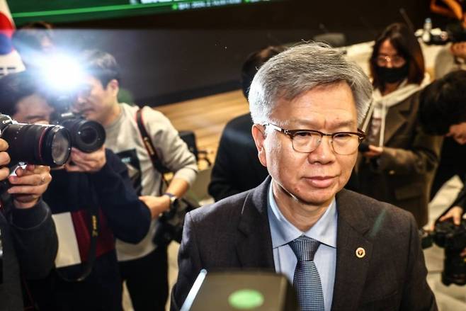 [서울=뉴시스] 김근수 기자 = 김택우 대한의사협회 비상대책위원회 위원장 겸 투쟁위원장이 14일 오후 서울 용산구 대한의사협회에서 열린 정부의 일방적인 의대정원 증원 저지를 위한 비상대책위원회 위원장 기자회견장을 마치고 밖으로 나서고 있다. 2024.02.14.