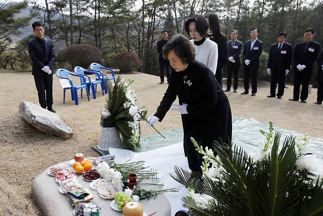 롯데재단 신영자 의장과 롯데장학재단 장혜선 이사장이 15일 울산의 신격호 회장 선영에서 헌화를 하고 있다./사진제공=롯데재단