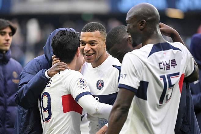 프랑스 프로축구 리그1 파리 생제르맹(PSG)에서 뛰고 있는 킬리안 음바페가 이번 시즌이 끝나면 팀을 떠나겠다는 의사를 구단 측에 밝혔다. PSG의 이강인(왼)이 지난해 11월3일(현지시각) 프랑스 르아브르 스타드 오세안에서 열린 리그1 르아브르와 경기를 승리로 마친 뒤 킬리안 음바페(중), 다닐루 페레이라(오)와 기뻐하고 있다. /사진=AFP