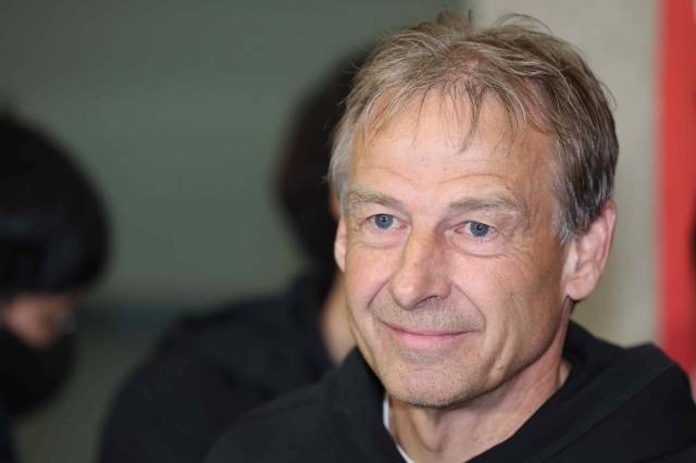 2023 아시아축구연맹(AFC) 아시안컵을 마친 위르겐 클린스만 축구 대표팀 감독이 지난 8일 인천국제공항 제1여객터미널을 통해 귀국해 인터뷰를 하던 중 웃고 있다. 연합뉴스