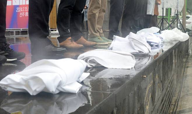 지난 15일 한 지방 의사회 회원들이 '필수의료 정책 패키지 의대증원 정책 강행 규탄대회'를 열고 의사 가운을 벗어 바닥에 내려 놓았다. 뉴시스