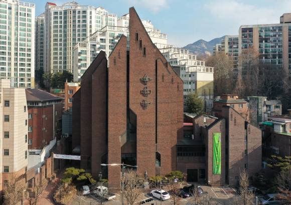 ‘기도하는 손’을 표현했다는 성당 전경.