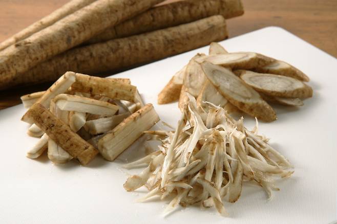 리그닌은 장내 발암물질을 흡착해 몸 밖으로 내보내는 역할을 하는데, 우엉을 잘게 자를수록 더 많이 나오므로 우엉을 손질할 때는 가급적 얇게 써는 것이 좋다. [사진= 게티이미지뱅크]