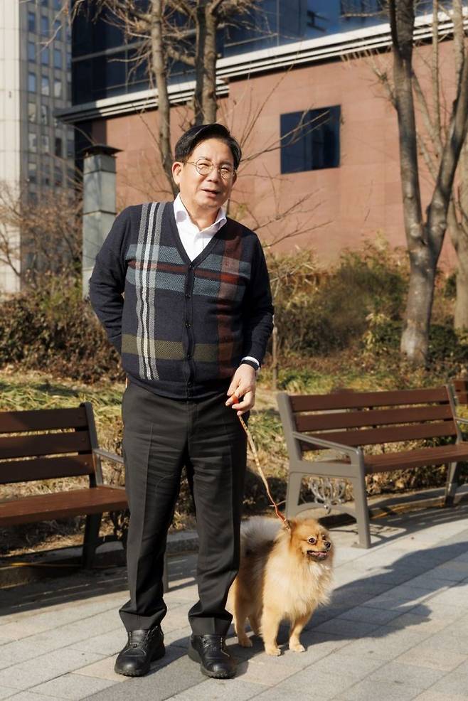 박강수 마포구청장이 반려견과 함께 산책을 즐기고 있다.