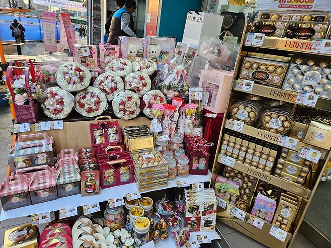 설 연휴 직전인 지난 8일 2호선 신림역 앞 한 편의점. 설 선물세트는 없고 발렌타인데이 초콜릿 선물세트만 진열돼있다. 멀리 사는 가족보단 친구, 연인과 관계가 중요한 2030 1인 가구 커뮤니티의 분위기를 단적으로 보여준다. /정시행 기자