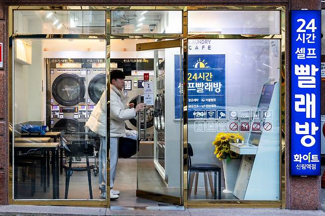 집안 내 수납공간이 부족한 원룸 주민들에겐 세탁기와 건조기를 공유해 사용할 수 있는 24시간 빨래방이 필수다. /양수열 영상미디어 기자
