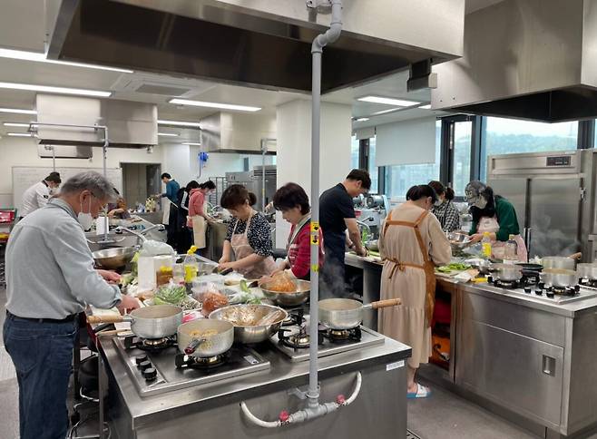 관악구에서 지난해 1인 가구를 대상으로 밑반찬 만들기 요리 교실을 연 모습. 혼자 지내며 외로움을 느끼고 끼니를 대충 때우는 이들을 위한 각종 정책 사업을 발굴 중이다. /관악구청 제공