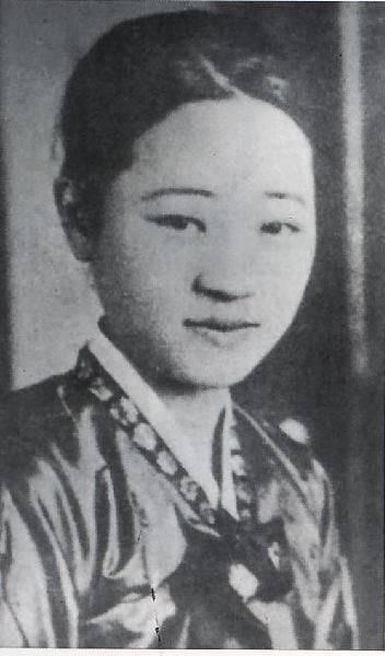 1934년12월 경성공회당에서 올린 체홉 장막극 '벚꽃동산'에 라네프스카야의 딸 아냐로 나선 노천명.  당시 조선중앙일보 기자였다. 여배우가 드물던 시절, 고등교육을 받은 신여성이 무대에 서는 것 자체만으로도 뉴스가 됐다. /조선일보 DB