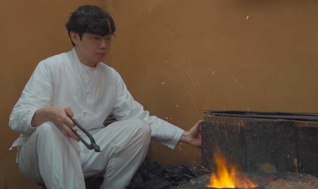 장도 제작 과정 영상 속에서 전통 방식으로 불을 지피는 박씨. 박남중씨 제공