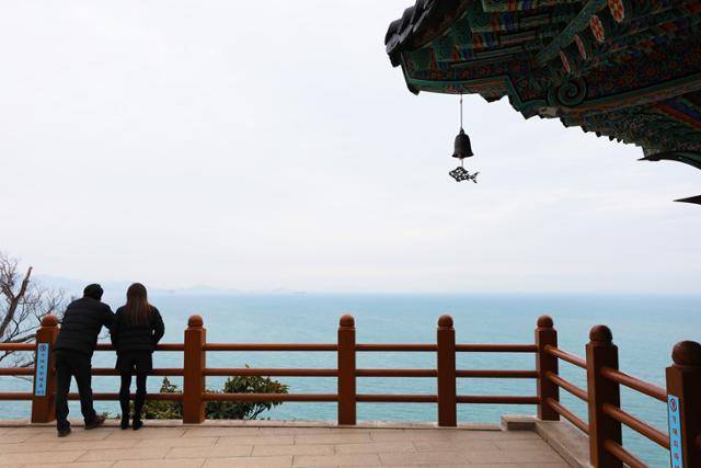 향일암에서는 발아래로 시원하게 남해 바다가 펼쳐진다. ⓒ박준규