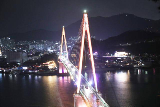 여수 경관 조명의 원조 돌산대교 야경. ⓒ박준규