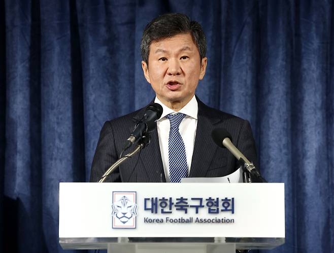 <yonhap photo-3069="">(서울=연합뉴스) 류영석 기자 = 한국 축구 국가대표팀 사안 관련 임원 회의를 마친 정몽규 대한축구협회장이 16일 오후 서울 종로구 축구회관에서 회의 결과를 발표하고 있다. </yonhap>