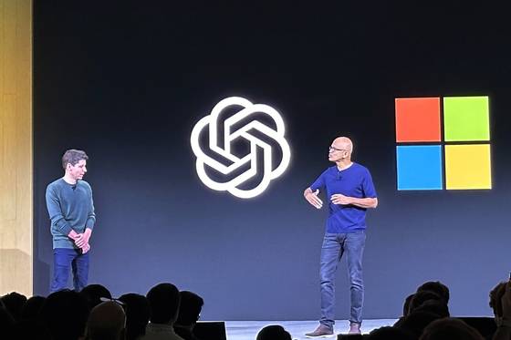 샘 올트먼(왼쪽) 오픈AI 최고경영자(CEO)와 사티아 나델라 마이크로소프트 CEO가 지난해 11월 미국 샌프란시스코에서 열린 오픈AI 개발자 컨퍼런스에서 무대에 올라 대화하고 있다. 나델라는 이 자리에서 “오픈AI가 마법 같은 것을 만들었다”고 찬사를 보냈다. [AP=연합뉴스]