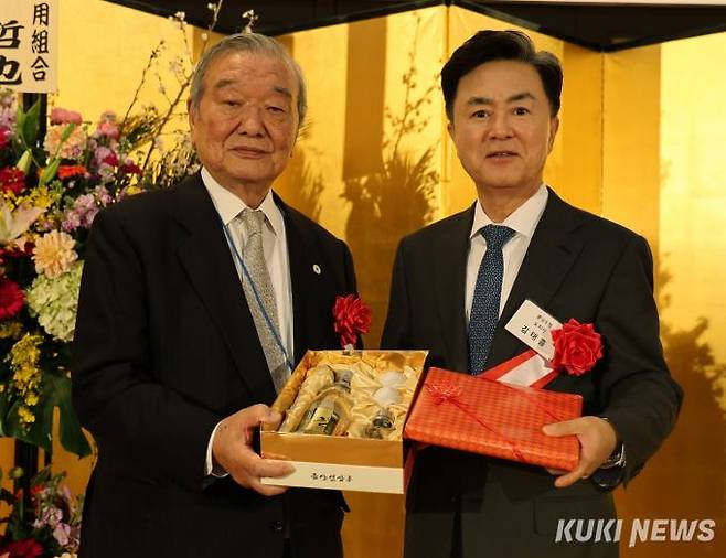 16일 일본 게이오 플라자 호텔에서 열린 재일충청협회 신년하례회에서 김태흠 지사와 류기환 회장이 선물을 교환하고 있다. 충남도 제공