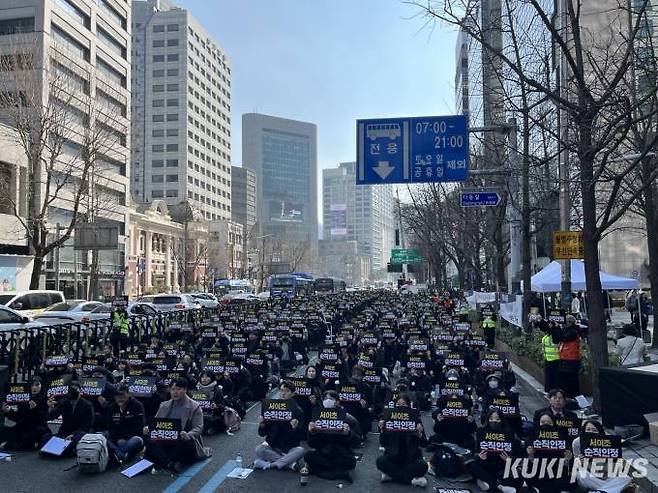 17일 오후 서울 을지로입구역 일대 서이초 교사 순직 인정 등을 촉구하는 집회가 열리고 있다. 사진=조유정 기자