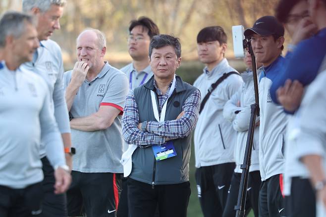 정몽규 대한축구협회장이 대표팀 훈련 모습을 지켜보고 있다. /사진= 뉴스1