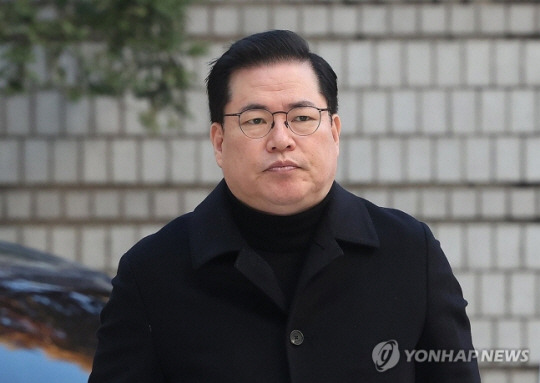 유동규 전 성남도시개발공사 본부장이 4일 오전 서초구 서울중앙지방법원에서 열린 대장동 개발 사업 로비·특혜 의혹 관련 1심 속행 공판에 출석하고 있다. 사진 연합뉴스.