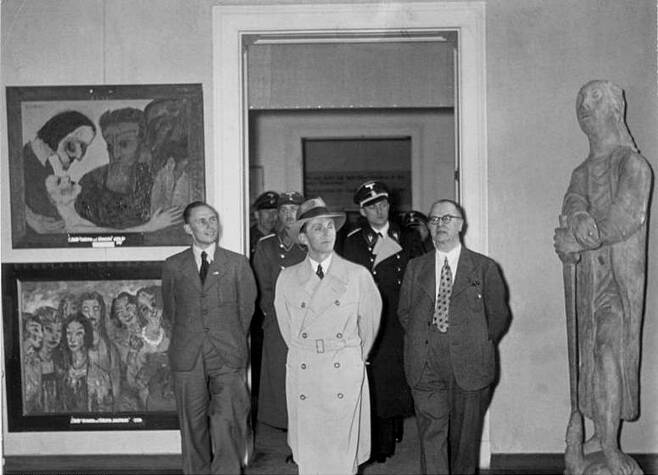 1938년 독일 뮌헨에서 열린 '퇴폐 예술' 전시회에 참석한 요제프 괴벨스. [wikimedia]