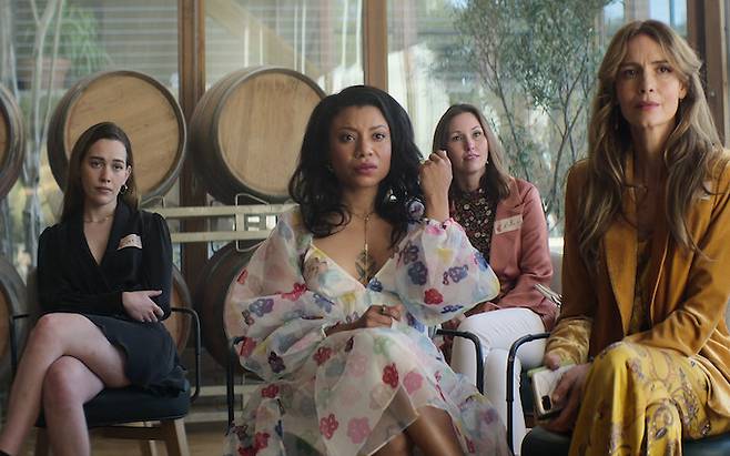 ‘너의 모든 것’ 시즌3. 러브 퀸 역할을 맡은 빅토리아 페드레티와 극중 상류층 여자들. [넷플릭스]