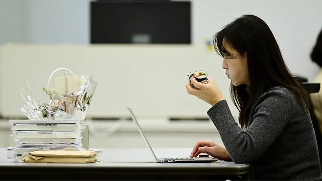 15일 오전 서울 용산구 한 사무실에서 기자가 노트북을 보며 김밥을 먹고 있다. 박해묵 기자