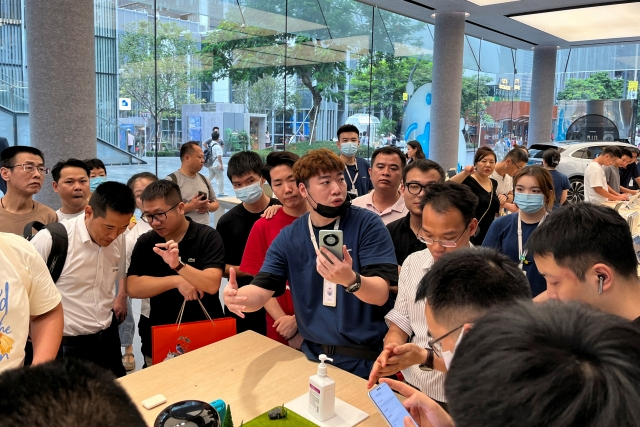 화웨이의 최신 스마트폰 '메이트60 프로'를 사기 위해 몰려든 중국인들. [로이터]