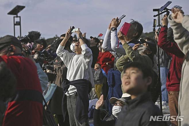 [다네가시마 우주센터=AP/뉴시스] 일본이 17일 오전 9시22분께 일본 남부 가고시마현 다네가시마 우주센터에서 신형 주력 대형 로켓 H3 2호기를 성공적으로 발사한 가운데 사람들이 로켓이 발사되는 것을 지켜보고 있다. 2024.02.17.