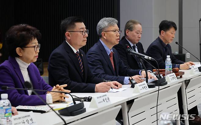 [서울=뉴시스] 최진석 기자 = 김택우(가운데) 대한의사협회 비상대책위원회 위원장 겸 투쟁위원장이 17일 서울 용산구 대한의사협회에서 열린 제1차 대한의사협회 의대정원 증원 저지 비상대책위원회 회의에서 발언하고 있다. 의협 비대위는 이날 비대위 첫 회의에서 비대위의 투쟁방안과 로드맵 등을 밝힐 계획이며, 회의 종료 후 '비대위, 16개 시도 의사회, 대의원회 운영위원회 연석회의' 개최도 예정돼 있다.2024.02.17. myjs@newsis.com