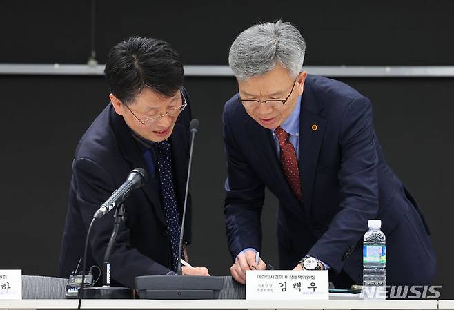 [서울=뉴시스] 최진석 기자 = 김택우(오른쪽) 대한의사협회 비상대책위원회 위원장 겸 투쟁위원장이 17일 서울 용산구 대한의사협회에서 열린 제1차 대한의사협회 의대정원 증원 저지 비상대책위원회 회의에 앞서 관계자와 자료를 살펴보고 있다. 의협 비대위는 이날 비대위 첫 회의에서 비대위의 투쟁방안과 로드맵 등을 밝힐 계획이며, 회의 종료 후 '비대위, 16개 시도 의사회, 대의원회 운영위원회 연석회의' 개최도 예정돼 있다.2024.02.17. myjs@newsis.com