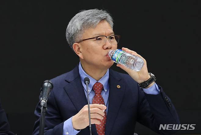 [서울=뉴시스] 최진석 기자 = 김택우 대한의사협회 비상대책위원회 위원장 겸 투쟁위원장이 17일 서울 용산구 대한의사협회에서 열린 제1차 대한의사협회 의대정원 증원 저지 비상대책위원회 회의에서 발언 후 물을 마시고 있다. 의협 비대위는 이날 비대위 첫 회의에서 비대위의 투쟁방안과 로드맵 등을 밝힐 계획이며, 회의 종료 후 '비대위, 16개 시도 의사회, 대의원회 운영위원회 연석회의' 개최도 예정돼 있다.2024.02.17. myjs@newsis.com