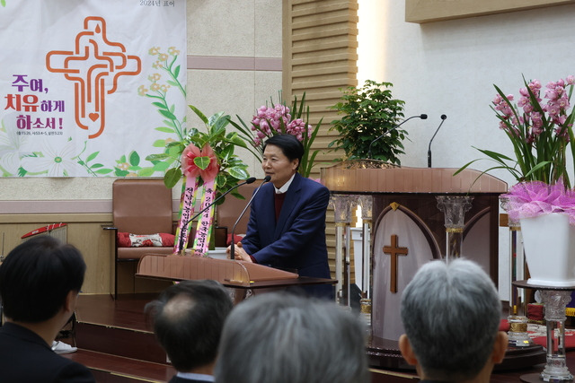 김병원 ㈔한국생명과학기술연구원 회장이 ‘2024 한국농업 미래혁신 포럼’에서 인사말을 하고 있다.