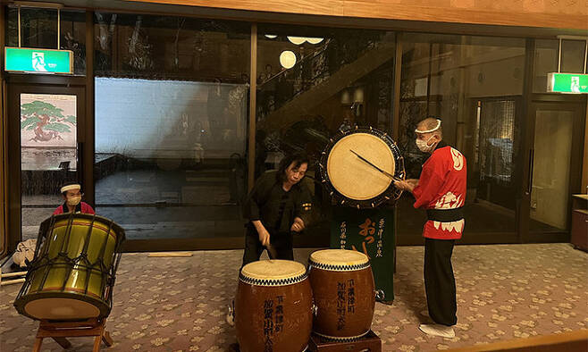 양력 1월 1일은 일본의 설날, 쇼가쓰(正月)라고 한다. 료칸 곳곳에 전통적인 의식과 행사를 준비하느라 사람들이 모여 있다. 현관과 층마다 소나무 장식도 세워져 있다. 새해를 기원하는 북소리가 울려 퍼진다.