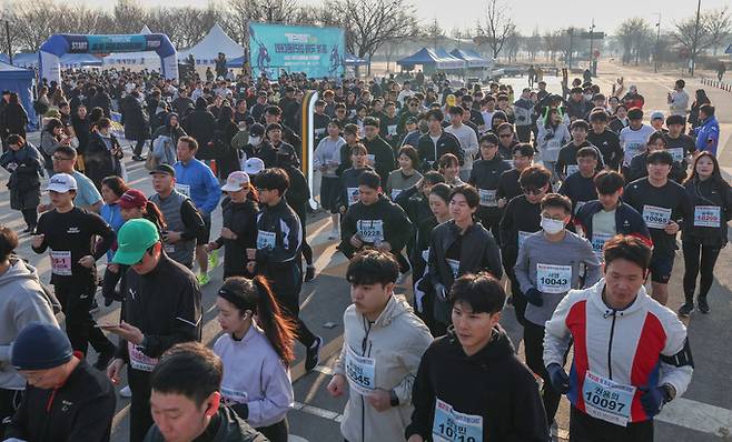 17일 서울 여의도한강공원에서 열린 제21회 희망드림 동계 국제 마라톤대회에서 참가자들이 힘차게 출발하고 있다. 세계일보, 한국마라톤연맹 주최, 한국마라톤협회 주관으로 열린 이번 대회는 하프, 10km, 5km, 10km커플 총 4종목으로 열리며 약 5000명이 참가했다.