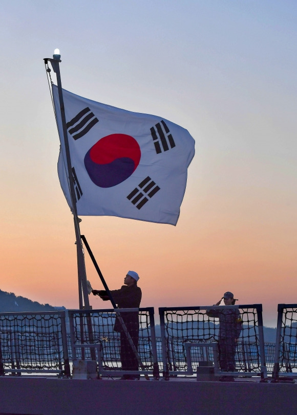 태극기 게양하는 해군 장병 - 1일 진해 해군기지에 정박 중인 대조영함에서 장병들이 새해 첫 태극기를 게양하고 있다. 2024.1.1 해군 제공 (기사 내용과 관련 없음)