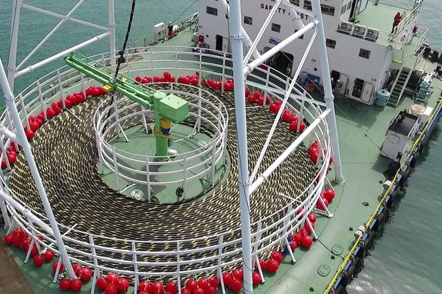 서남해 해상풍력 프로젝트에서 대한전선이 해저케이블을 해저로 포설하고 있다. 사진 제공=대한전선