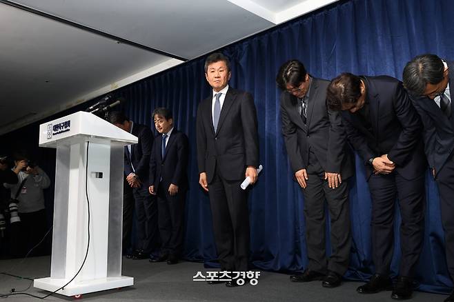 정몽규 대한축구협회장이 16일 서울 종로구 축구회관에서 대표팀 사안 관련 KFA 임원회의 결과 발표를 마친 후 퇴장 준비를 하고 있다. 이날 대한축구협회는 위르겐 클린스만 축구 국가대표팀 감독에게 경질 통보를 했다. 2024.02.16. 조태형 기자