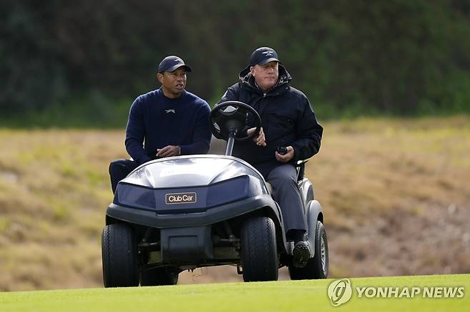 대회 도중 기권하는 타이거 우즈  [AP=연합뉴스]