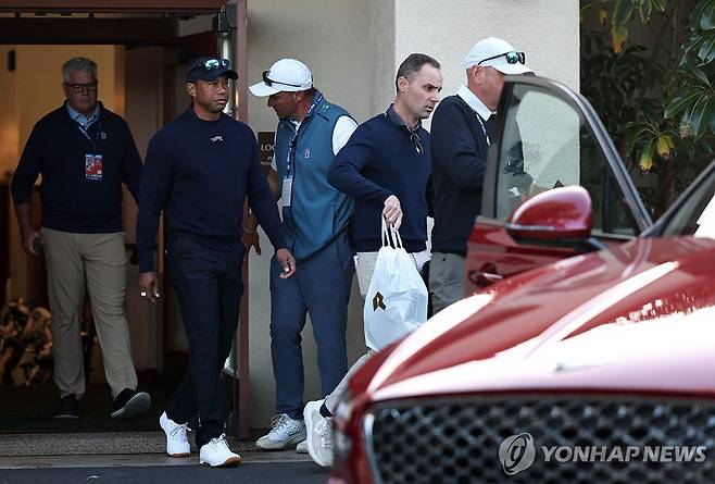 기권하는 타이거 우즈  [게티이미지/AFP=연합뉴스]