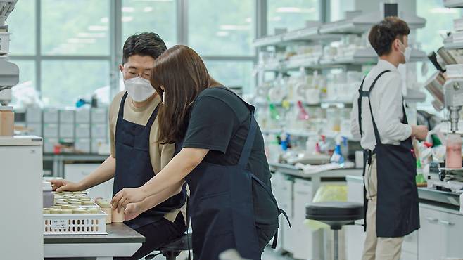 한국콜마 종합기술원에서 연구원들이 소재 연구를 하고 있다. / 사진=한국콜마