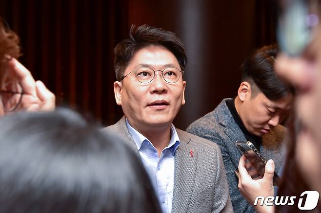 김동명 LG에너지솔루션 사장이 15일 서울 서초구 JW메리어트 호텔에서 열린 한국배터리산업협회 이사회에 참석하기 위해 호텔에 들어서며 취재진 질문에 답하고 있다. (LG에너지솔루션 제공)2024.2.15/뉴스1 ⓒ News1 한재준 기자