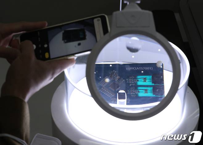 15일 서울 강남구 코엑스에서 열린 배터리 산업 전시회 '인터배터리 2023'을 찾은 관람객들이 다양한 배터리를 살펴보고 있다. 2023.3.15/뉴스1 ⓒ News1 신웅수 기자