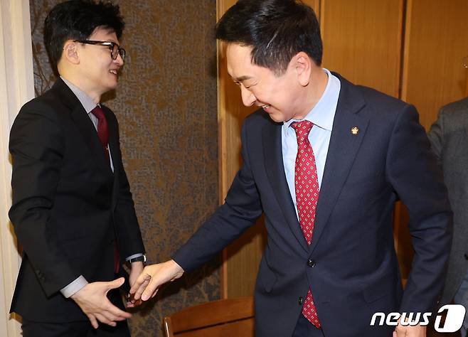 한동훈 국민의힘 비상대책위원장이 서울 여의도 한 식당에서 4선 이상 의원들과 오찬을 갖기에 앞서 김기현 전 대표와 인사하고 있다. (공동취재) 2024.1.17/뉴스1 ⓒ News1 안은나 기자